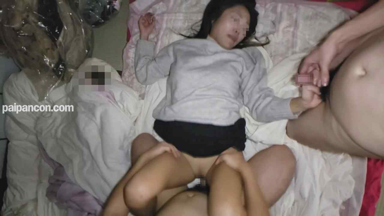 FC2-PPV-1208511 - 【個人】お子さんが隣で寝ている隣で抗うことも出来ず２本の他人棒に犯される。