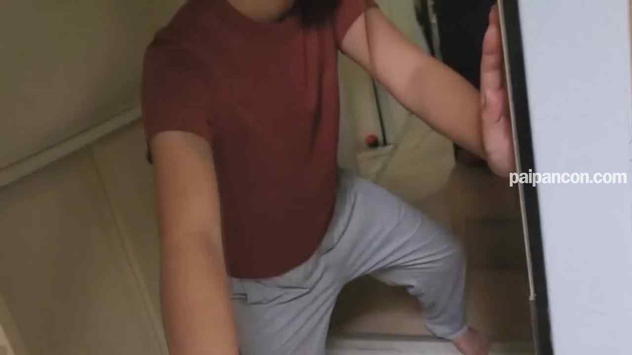 FC2-PPV-2352175 - 住宅の隣人に見られ【顏出し】家に上がり込み生活感溢れるリビングで他人液で滲む奥さん絶望。25分