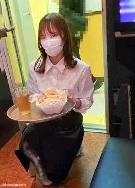 FC2-PPV-3113698 - 戸田恵○香似のJDカラオケバイトでは賄えない学費の悩みに付け込みハメ撮り。ガチ逝き中出し